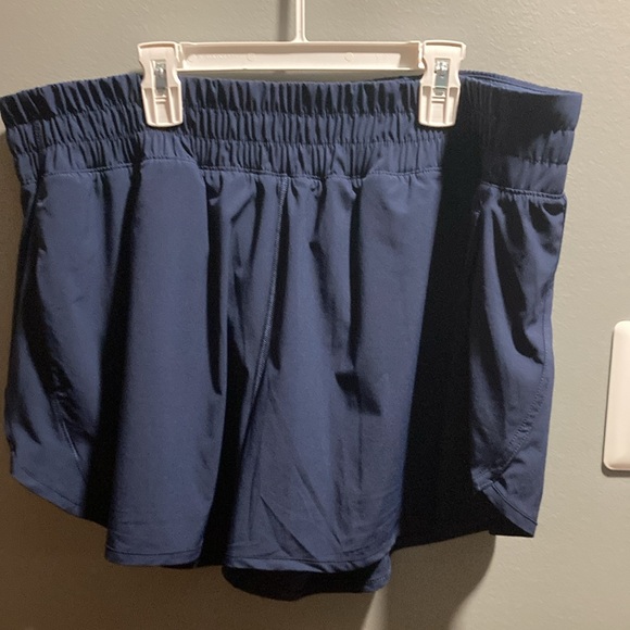 BRAND NEW WOMANS ACTIVE SHORTS SIZE XXL! NWT! SMOKE FREE HOME! - Picture 2 of 4